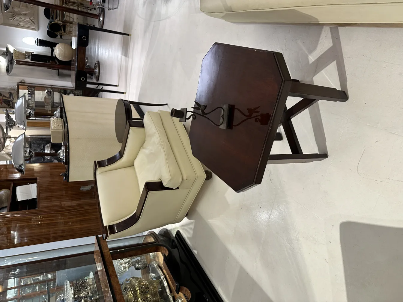 房间内的优雅古董烛台和家具