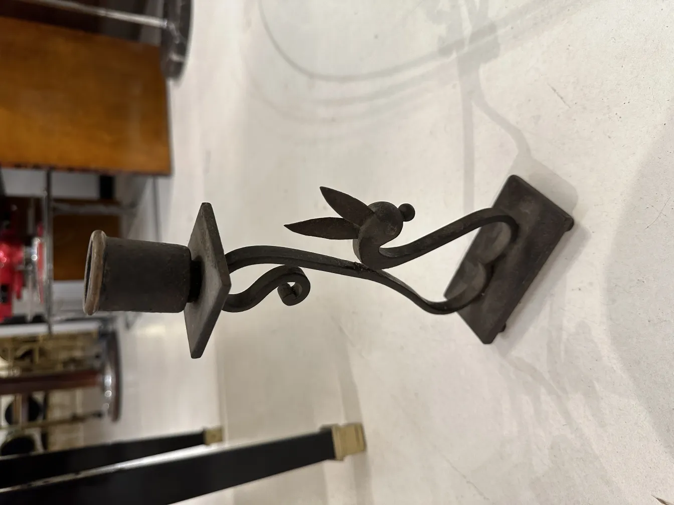 Candelabro antiguo con diseño artístico y forma elegante.