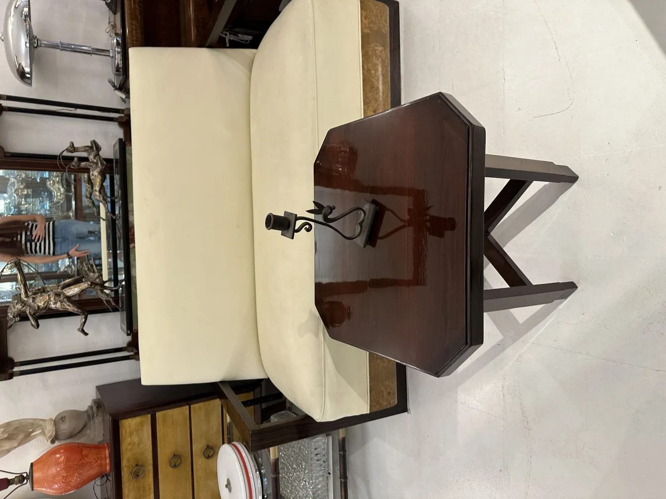 شمعدان قديم مزخرف في بيئة أنيقة.