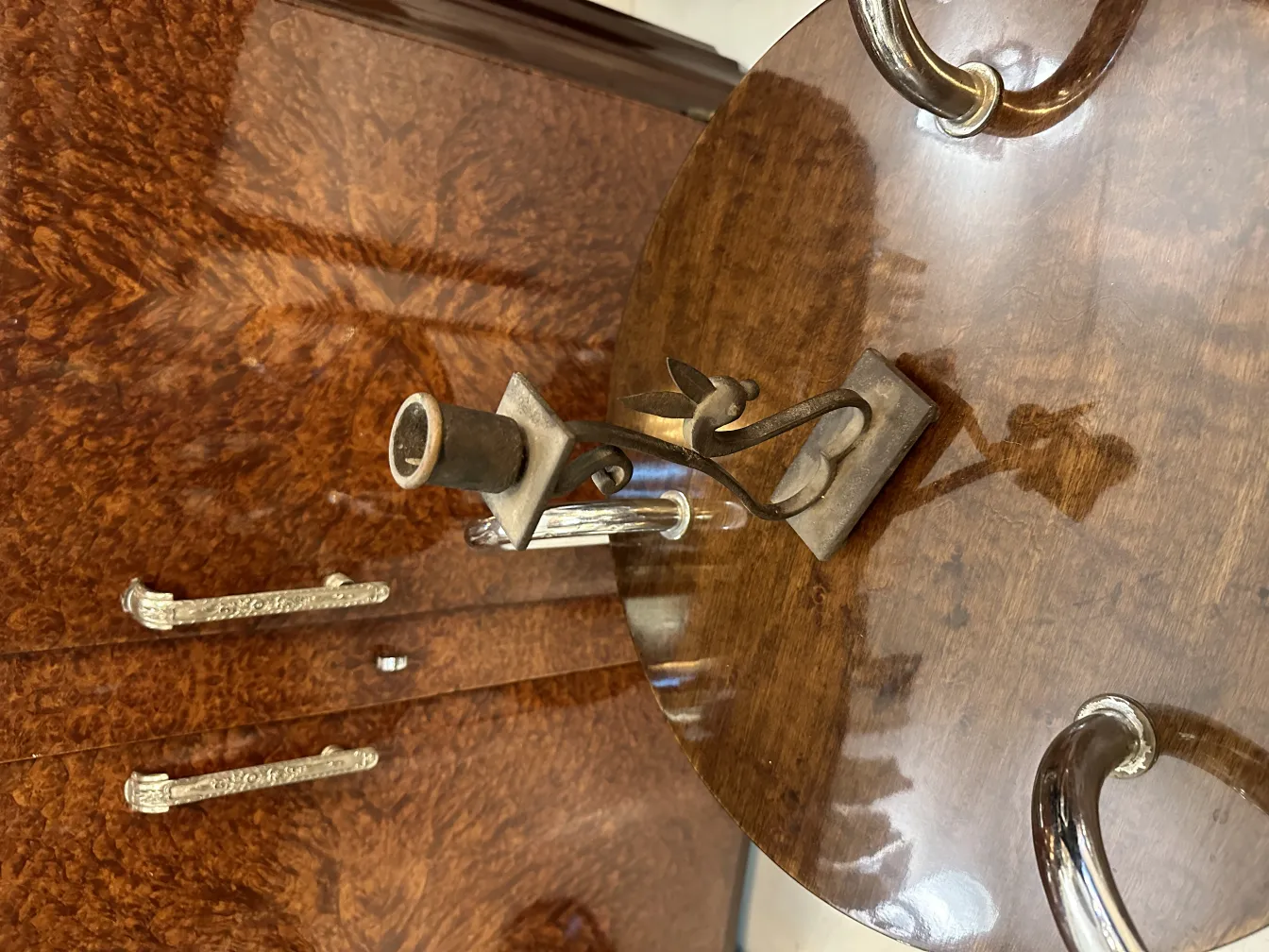 antiker kandelaber mit eleganten details auf dunklem hintergrund