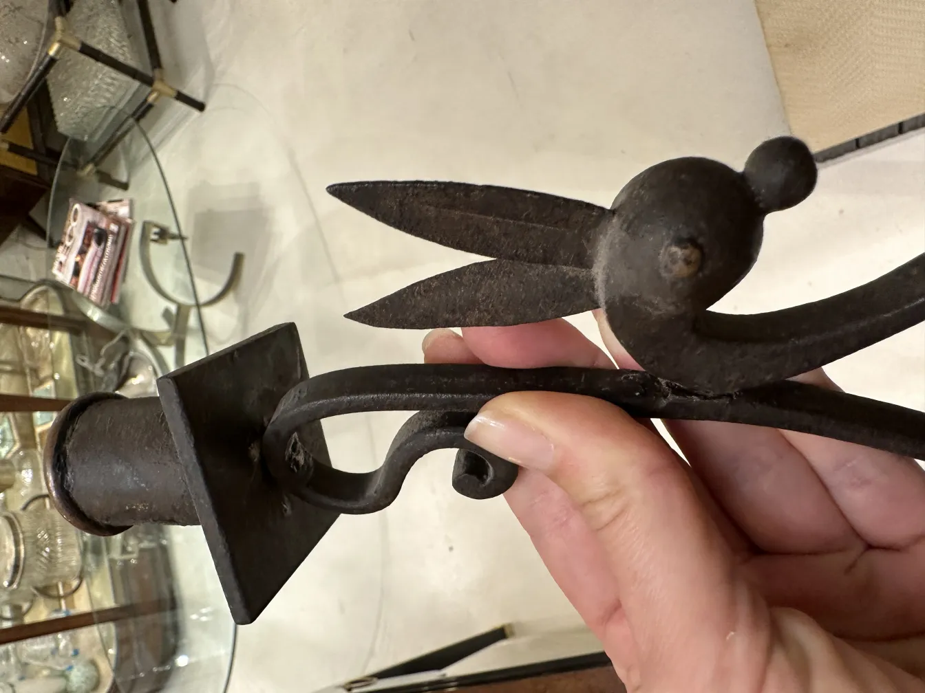 Antiker Kandelaber mit einzigartigem dekorativem Design in eleganter Umgebung.