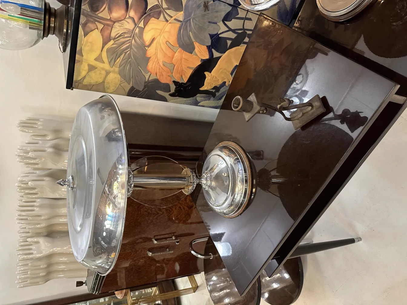 декоративный старинный канделябр в элегантной обстановке с другими винтажными предметами