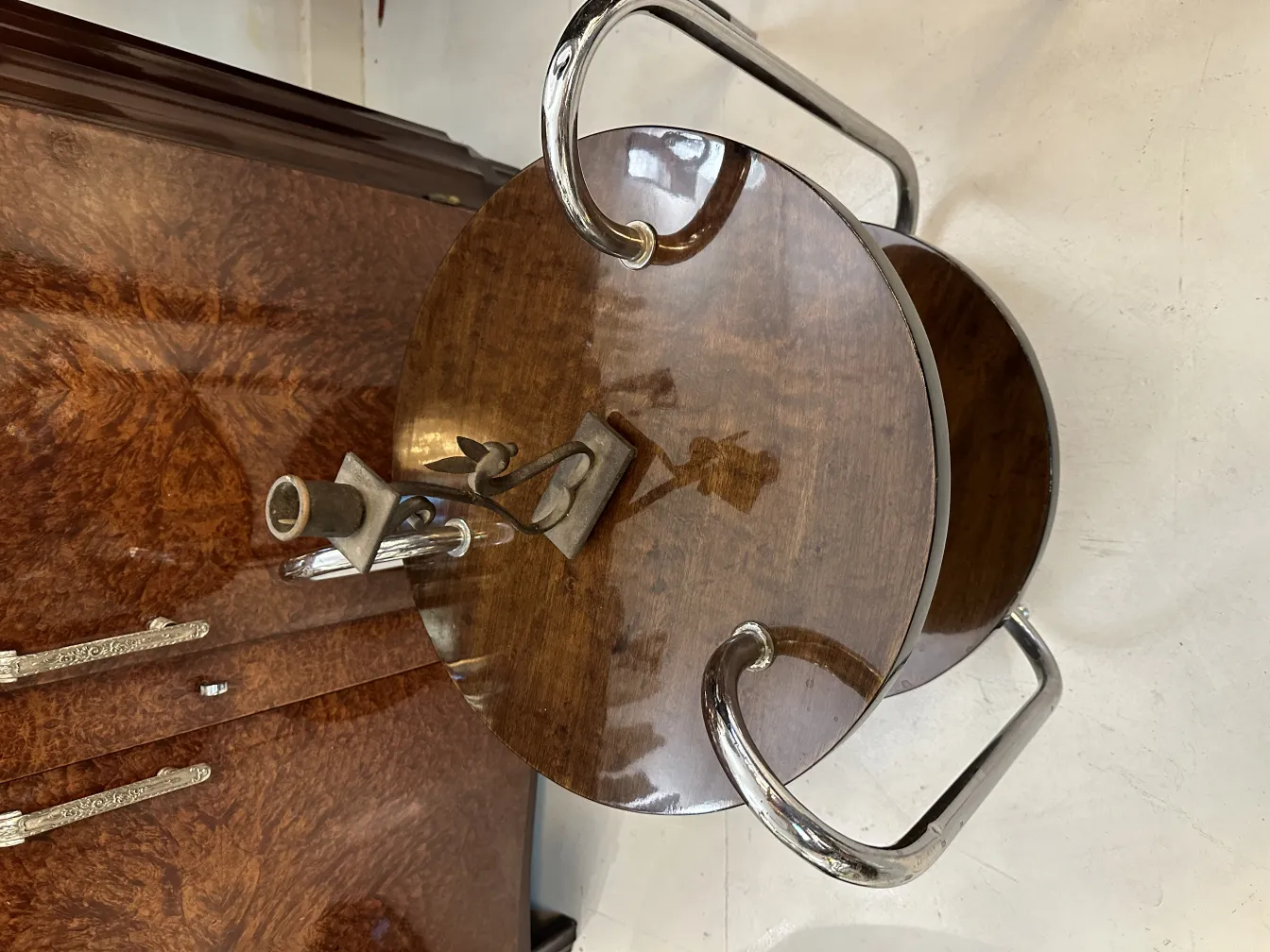 光滑表面上的优雅古董烛台。