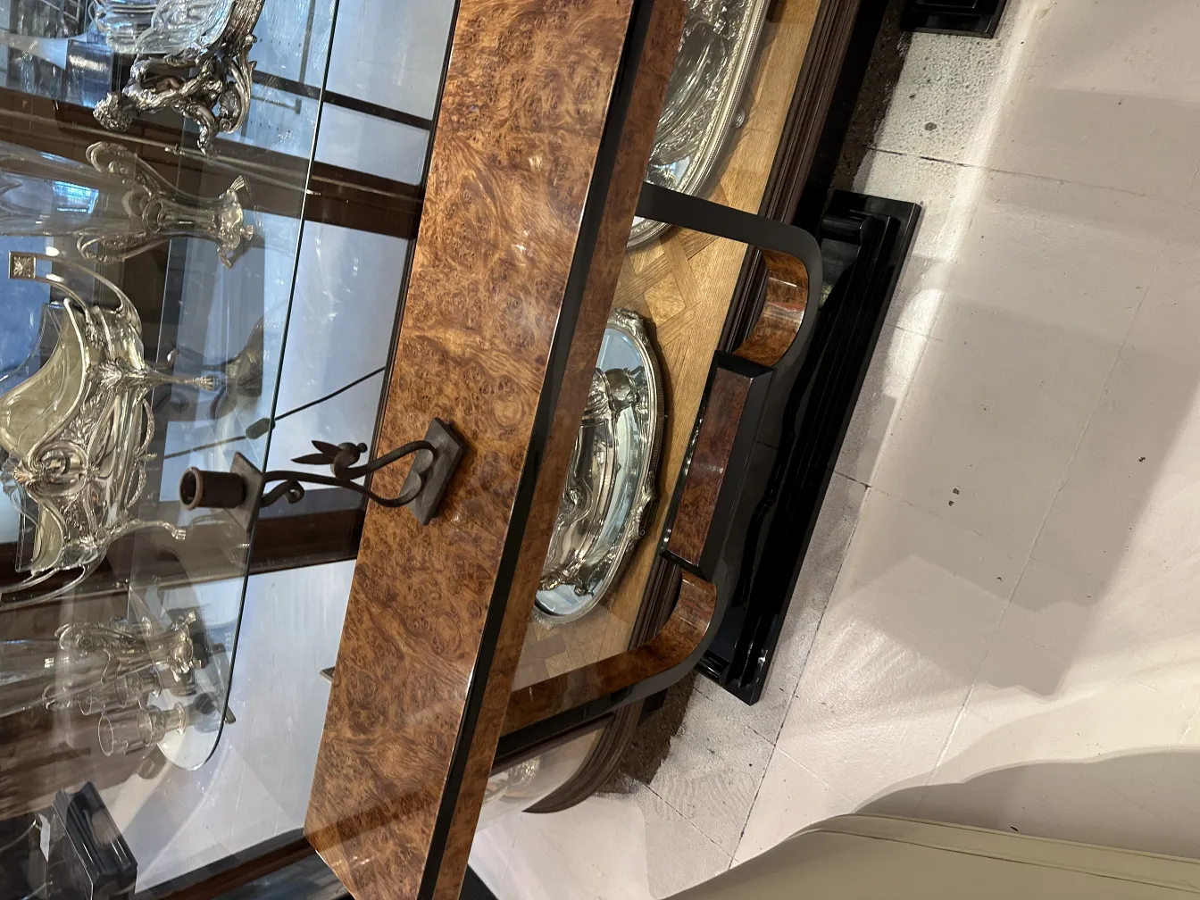 装飾的な古い燭台が銀の皿の前にあり、エレガントな設定です。