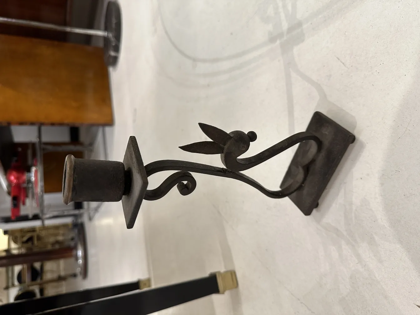 Candelabro antigo com design decorativo em um ambiente clássico.