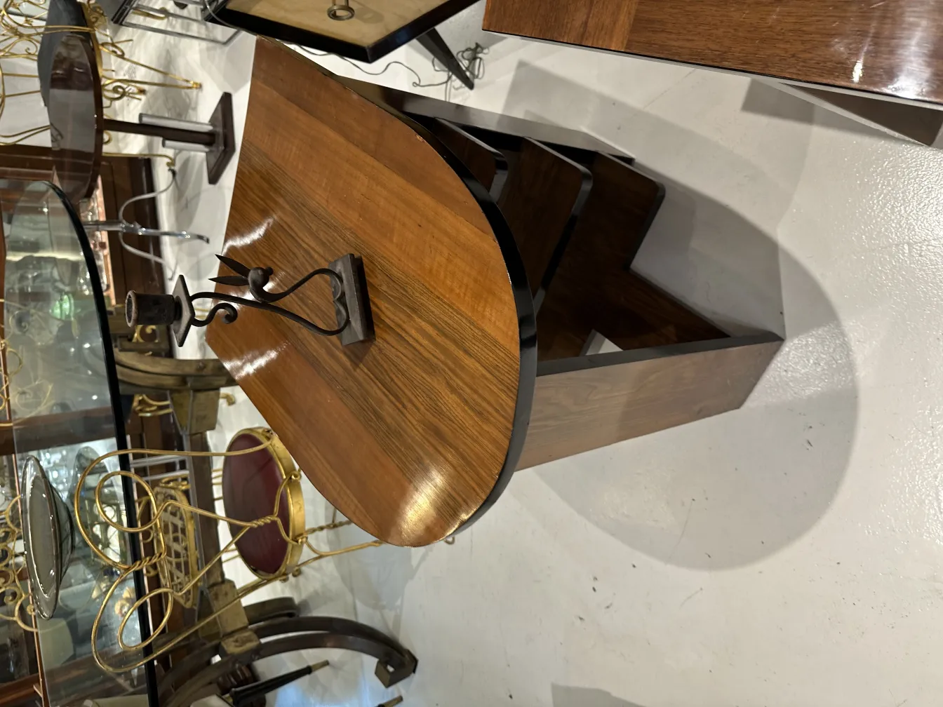 castiçal antigo com design elegante em um ambiente de antiguidades, fundo decorativo