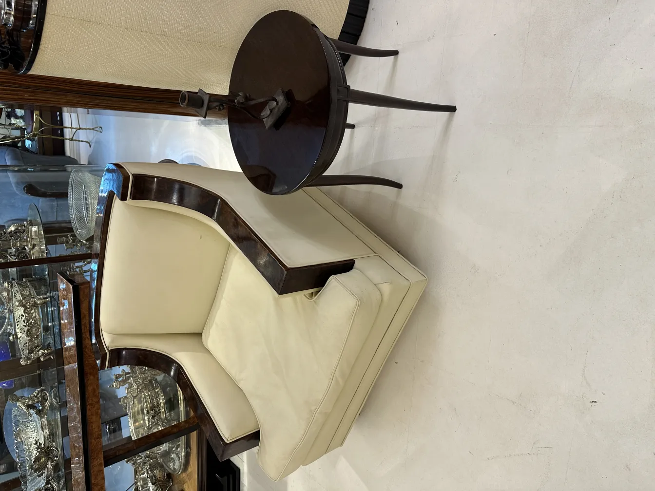 candelabro antiguo decorativo con base elegante, en ambiente clásico