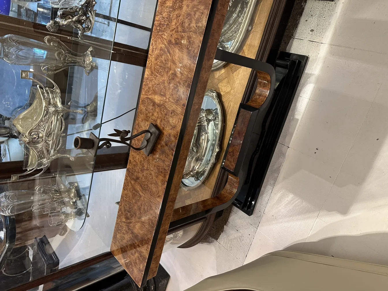 展示的古典装饰烛台与其他物品