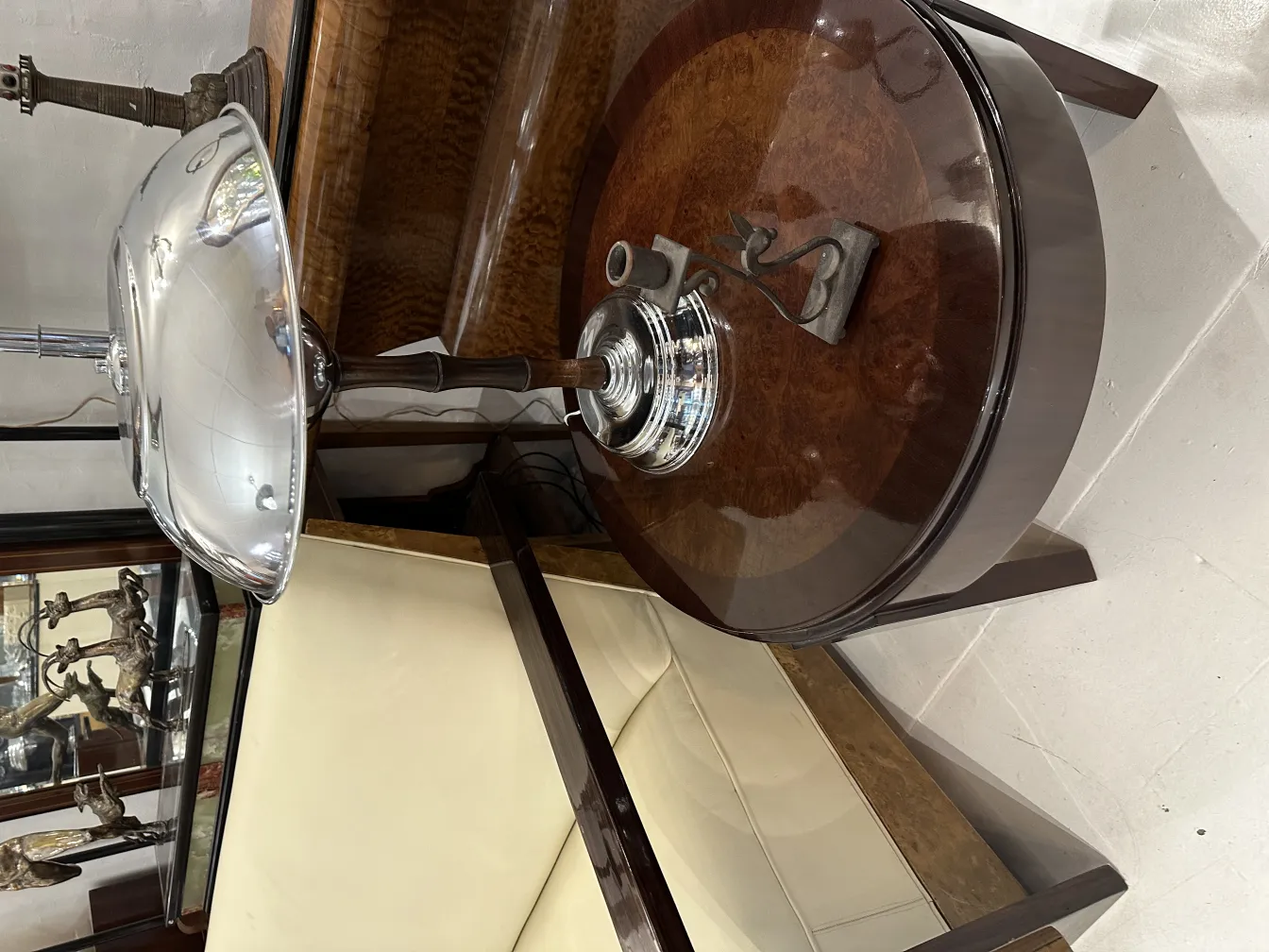 古董烛台光泽和优雅细节，置身于经典环境中。