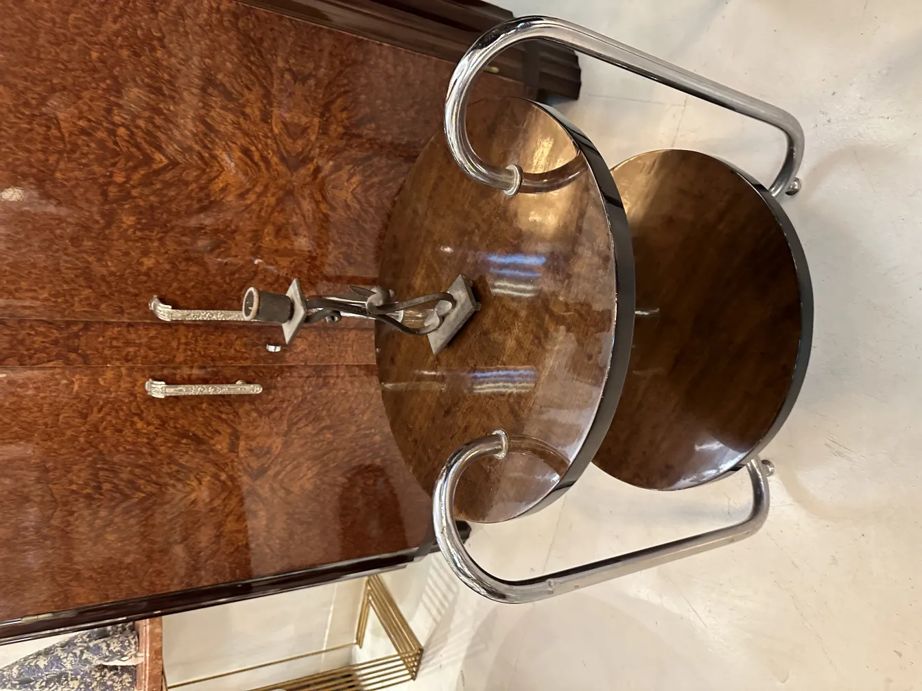 Candelabre ancien élégant avec bras courbés et détails raffinés