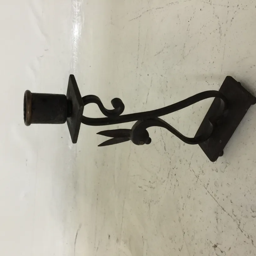 candelabro antico con base decorativa e curve eleganti