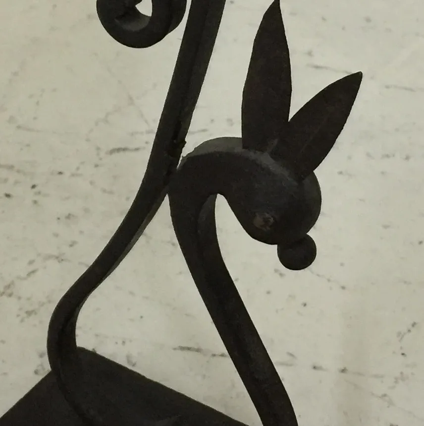 Candelabro antico con dettagli in rilievo, decorativo ed elegante, ideale per ambienti classici.