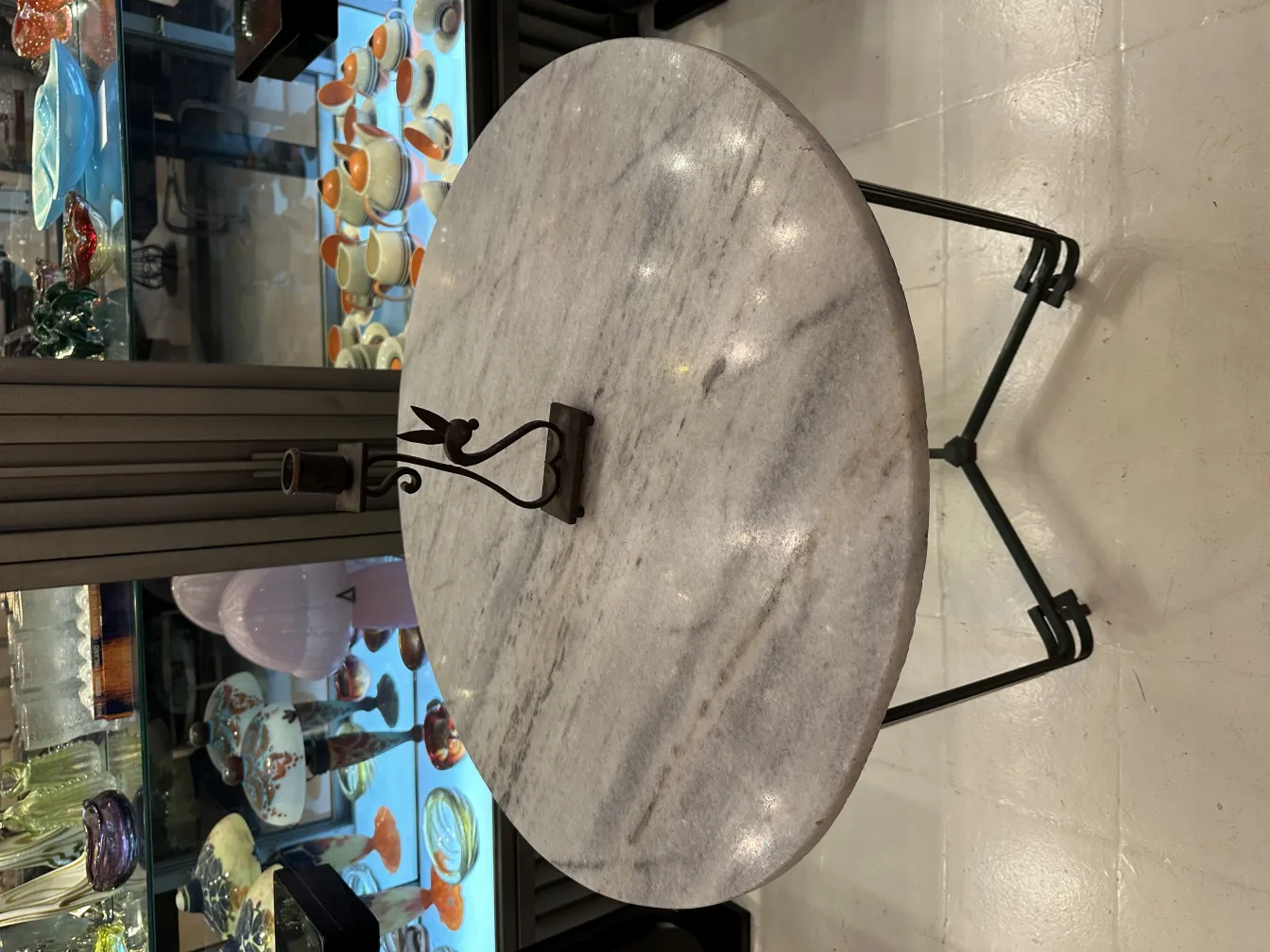 Candelabro antico con design elegante e candele