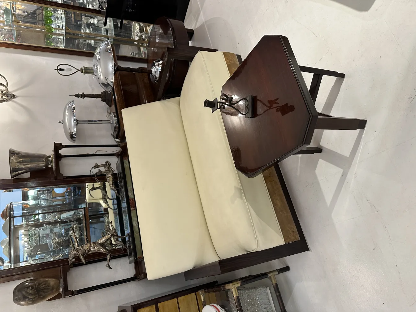 装飾された古式燭台とエレガントな環境