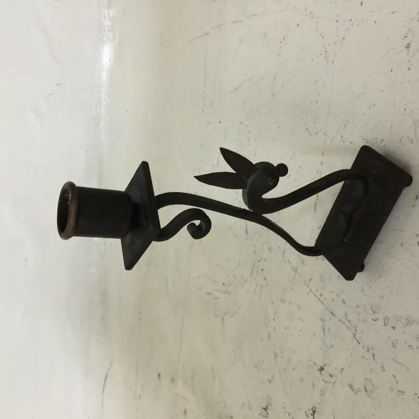 candelabro antiguo con curvas ornamentales y base sólida