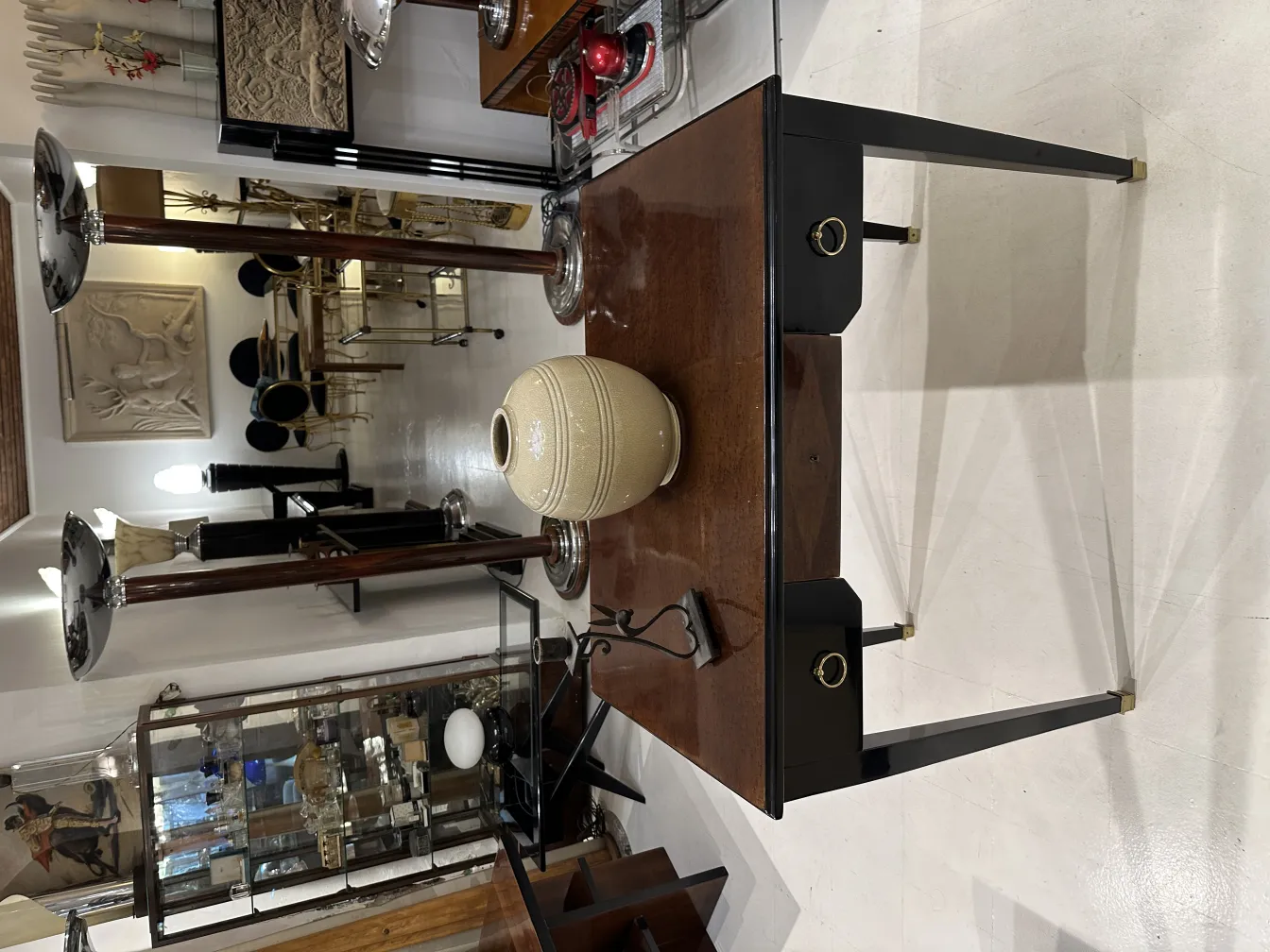 candelabro antico decorato con dettagli eleganti in un ambiente sofisticato