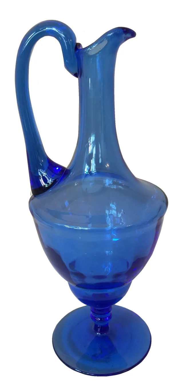 antigua jarra azul con diseño elegante y asa