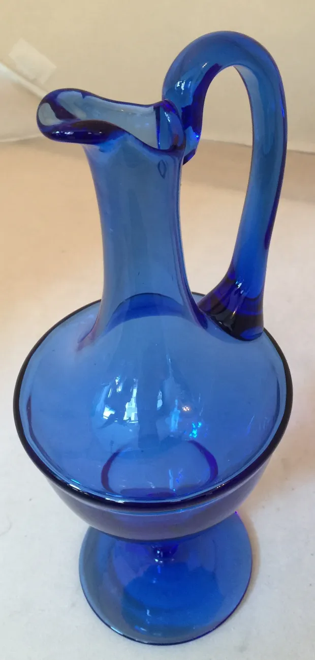 antiker blauer Krug aus Glas mit elegantem Griff