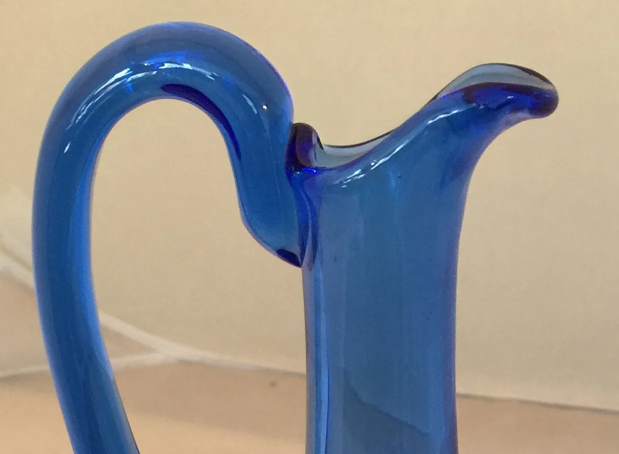 jarro antigo de vidro azul com design elegante