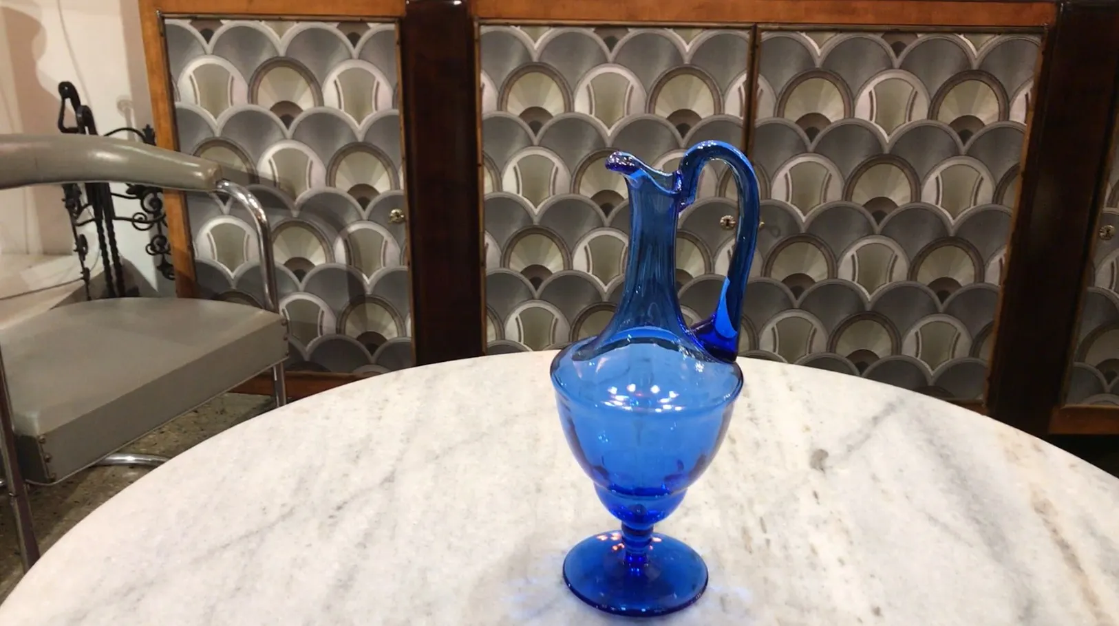 jarro antigo de vidro azul em uma mesa