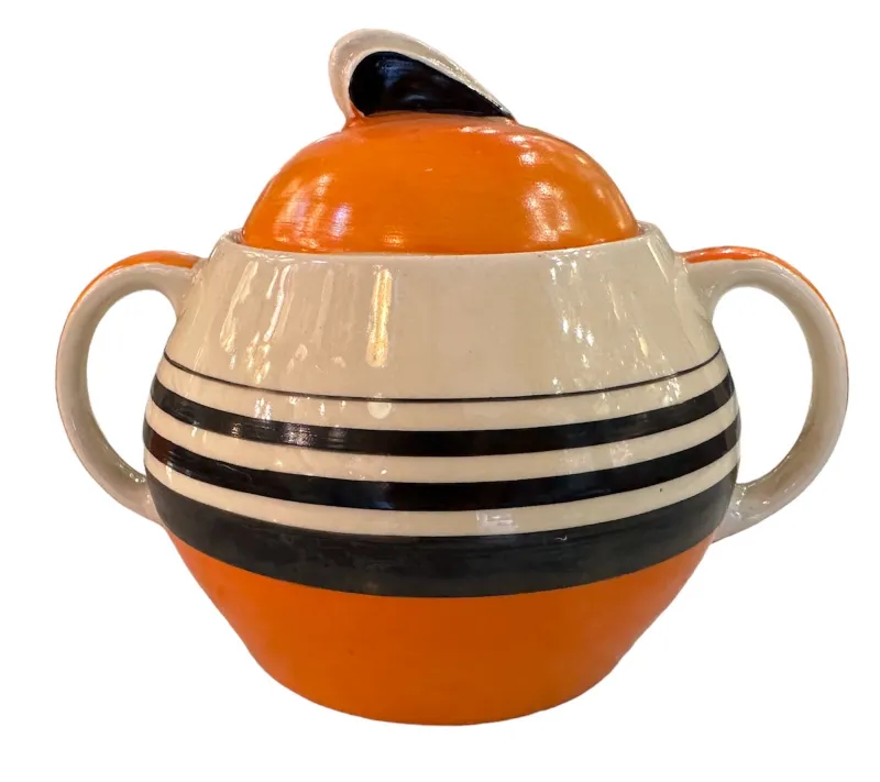 set da tè antico con design colorato e forme attraenti