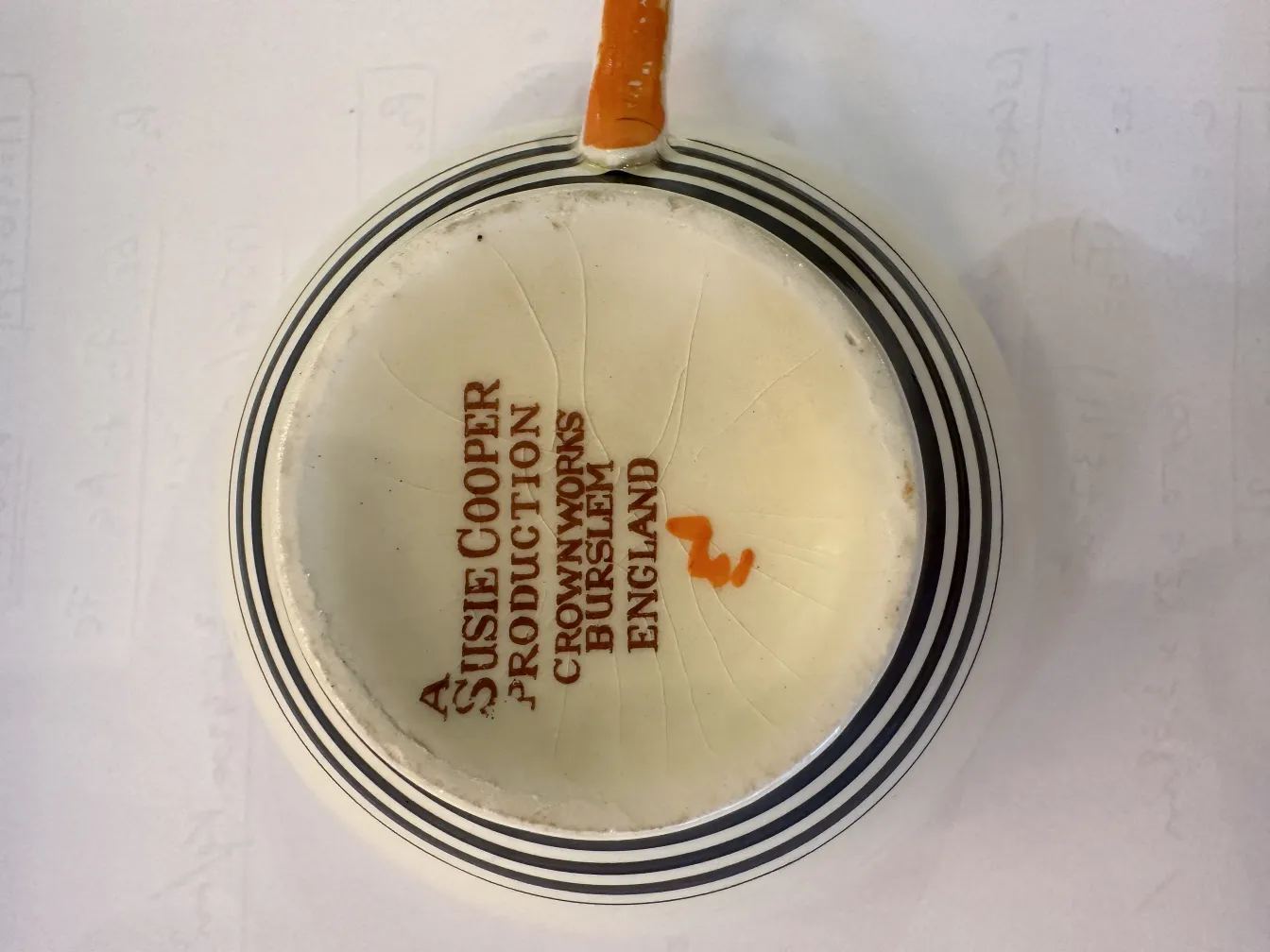 conjunto de chá antigo com design clássico, decorado com listras