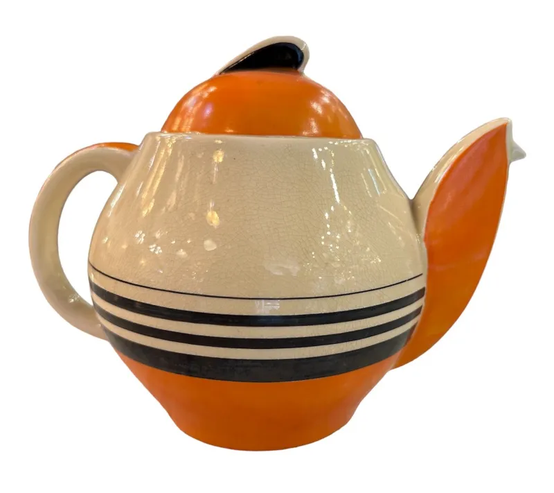 Juego de té antiguo con diseño colorido y detalles llamativos