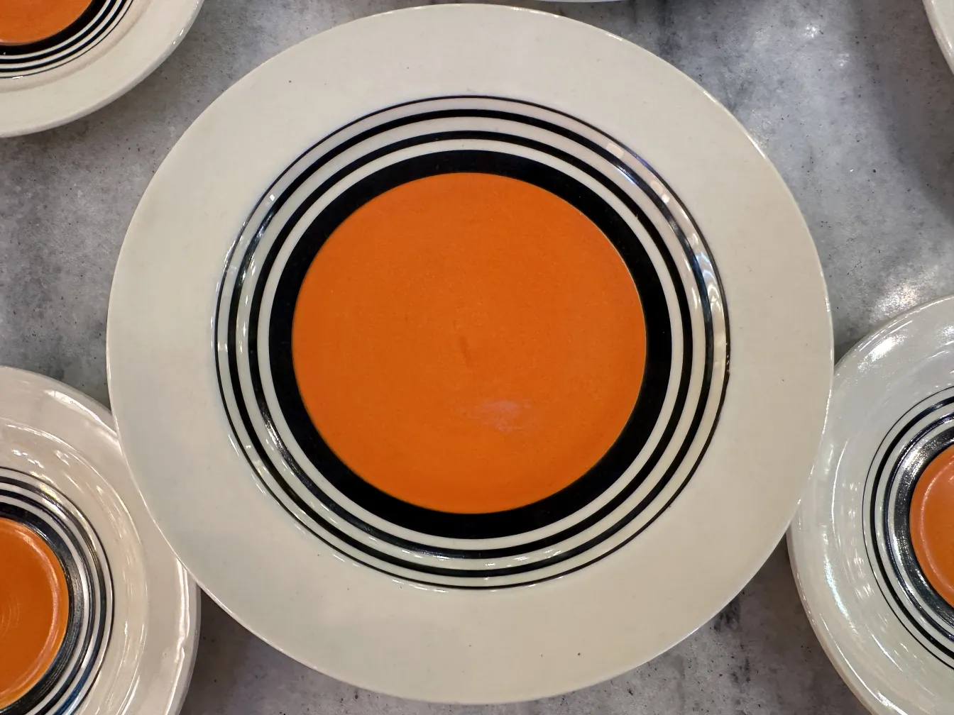 conjunto de chá antigo com pratos coloridos em círculo