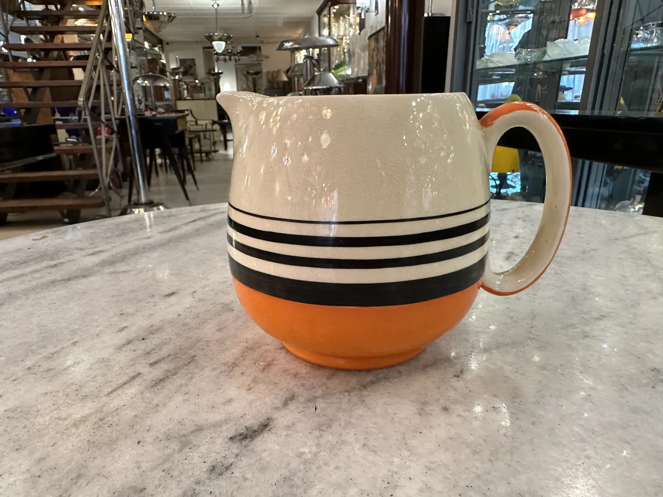 古董茶具，色彩丰富的桌子上