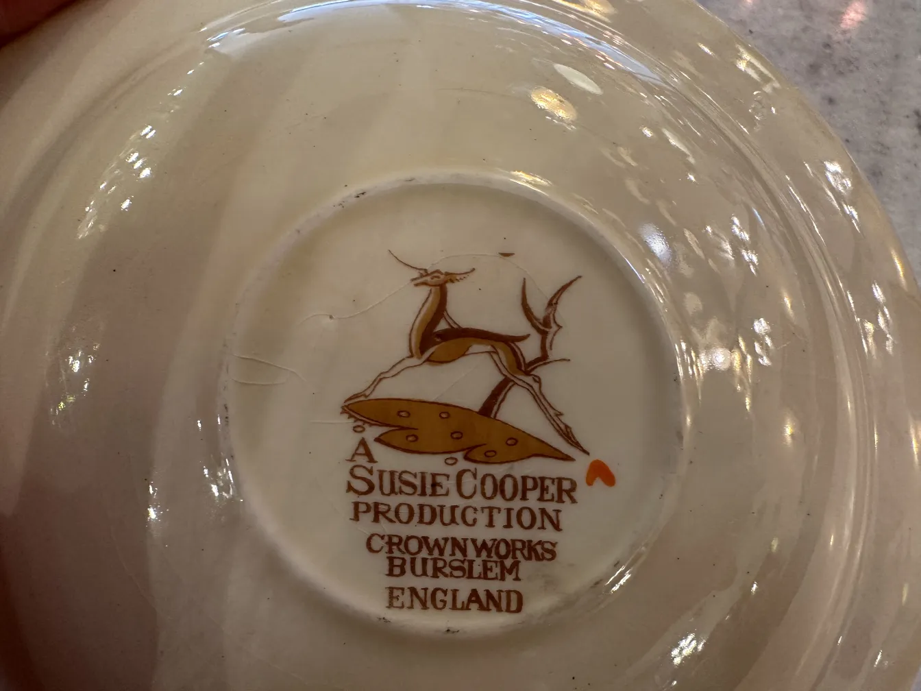 古董茶具装饰着优雅的印章。