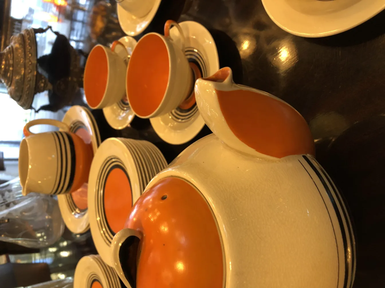 ancien service à thé avec tasses et assiettes orange
