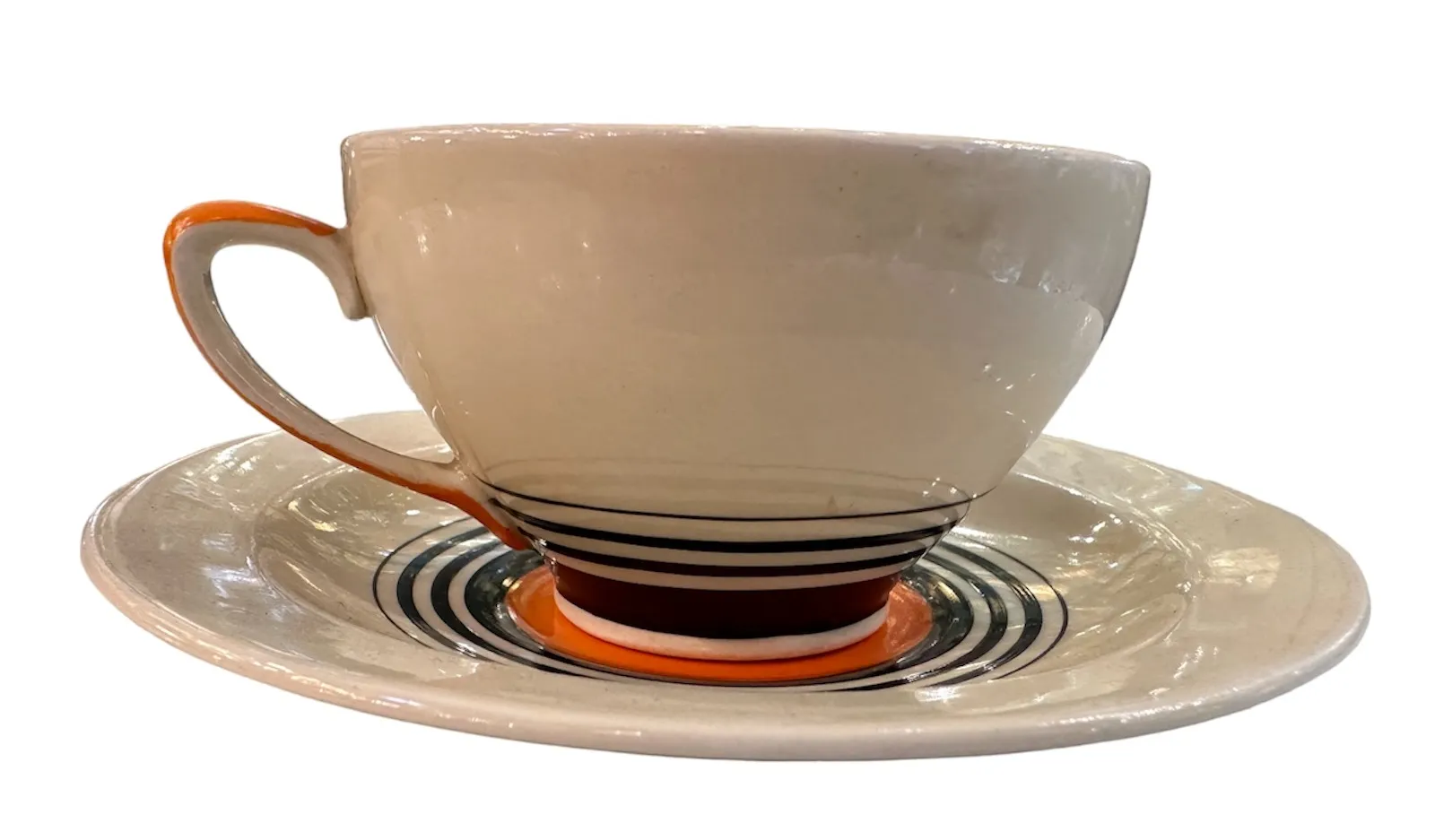 Ancien service à thé avec bol blanc et soucoupe à rayures.