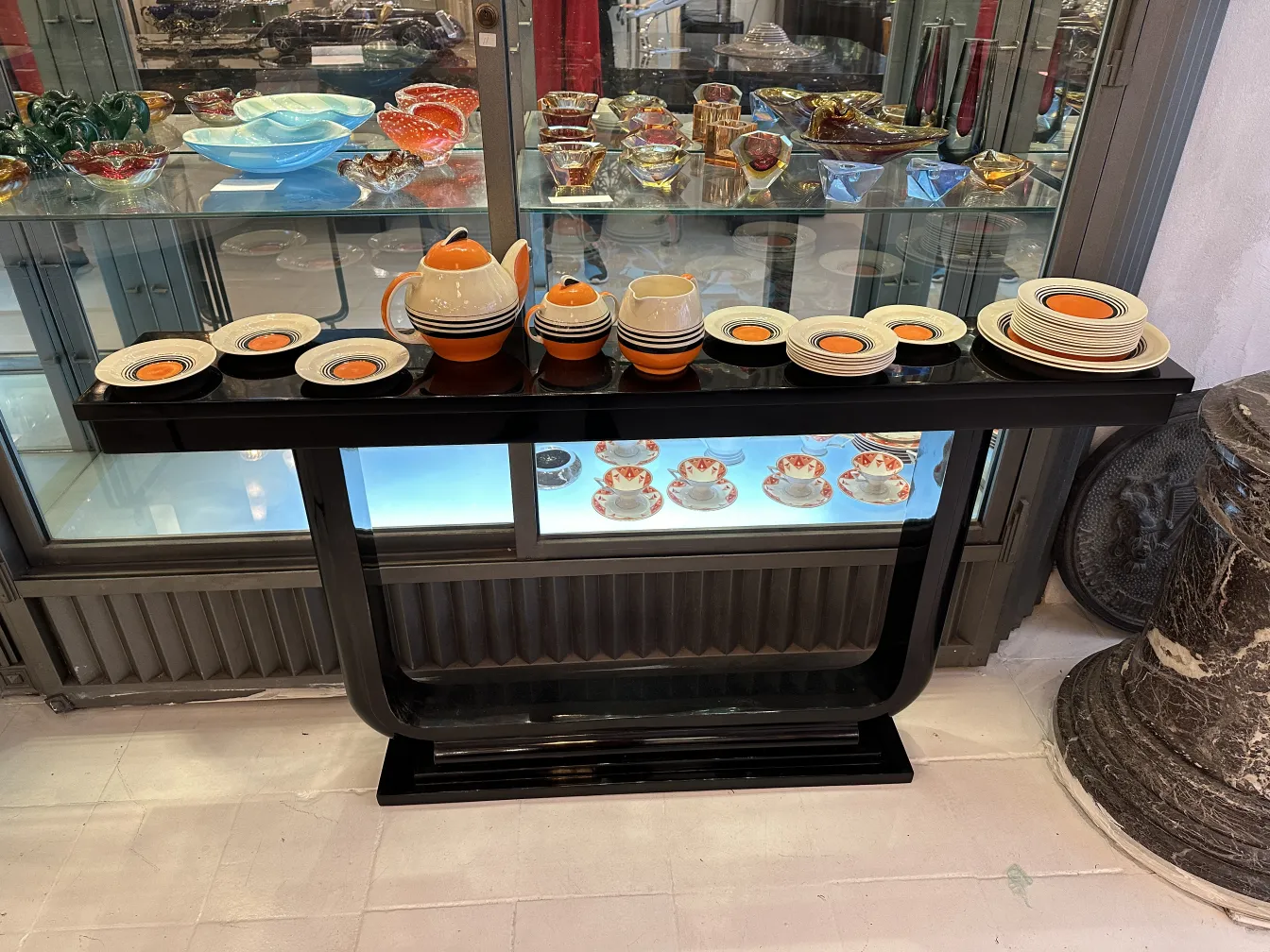 다채로운 고풍스러운 차세트, 컵과 접시가 있는 우아한 환경