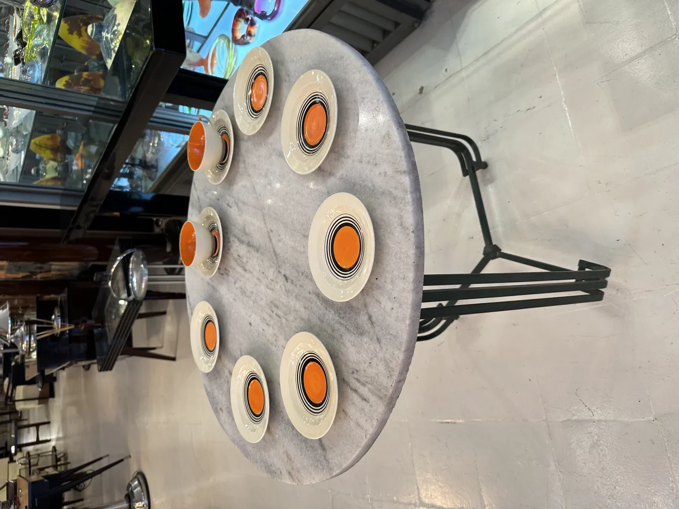 altes teeset mit bunten tassen und tellern auf dem tisch