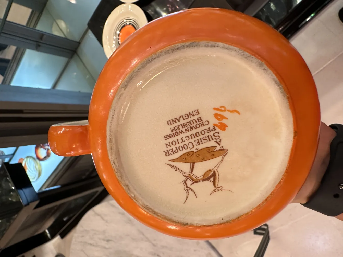 古董茶具，橙色杯子与白色碟子，优雅的环境