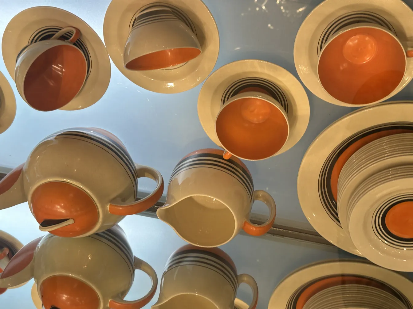 Set da tè antico con tazze e piatti dai colori tenui, design rétro elegante