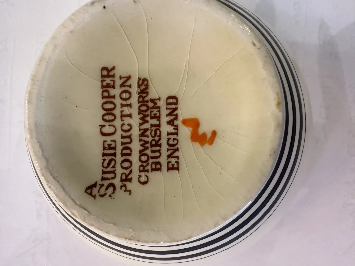 set da tè antico con sfondo bianco, mostra il fondo di una tazza