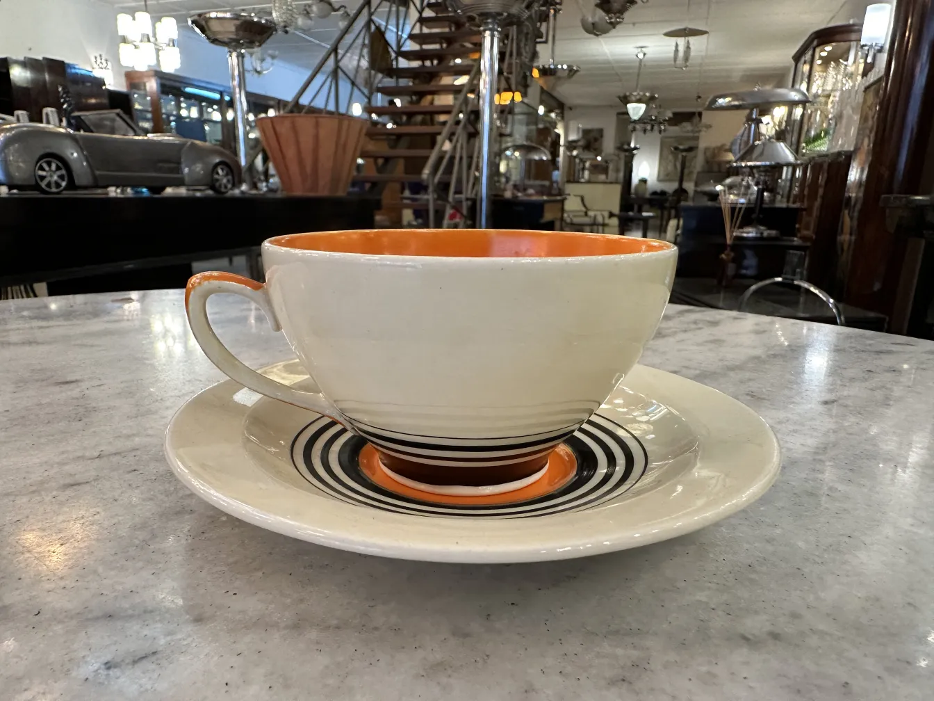 tazza e piattino del set da tè antico con decorazione moderna