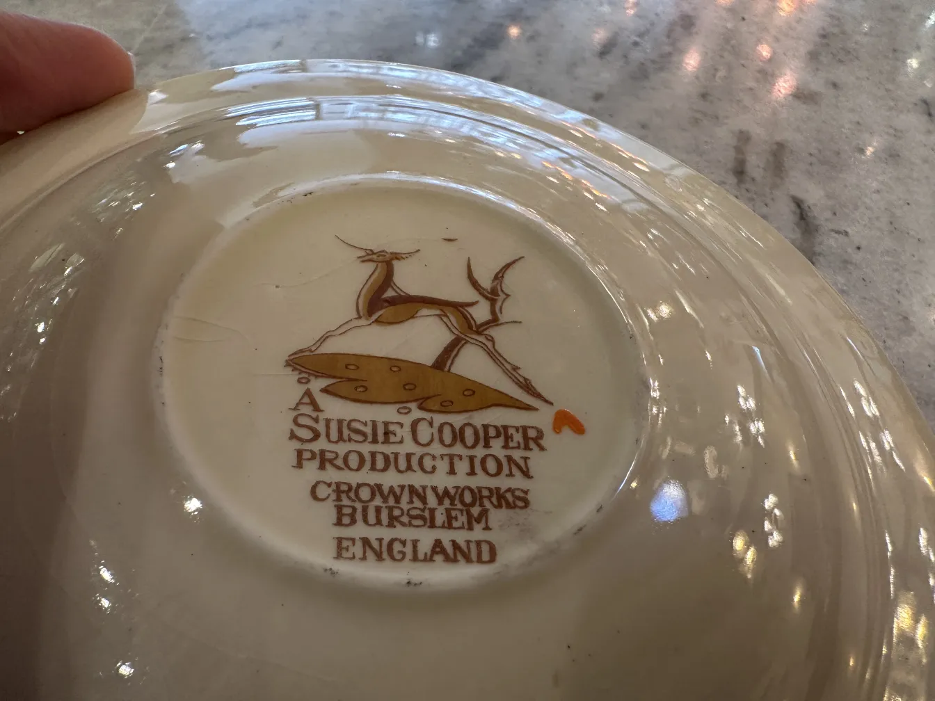 Set da tè antico con dettagli decorativi su sfondo chiaro.