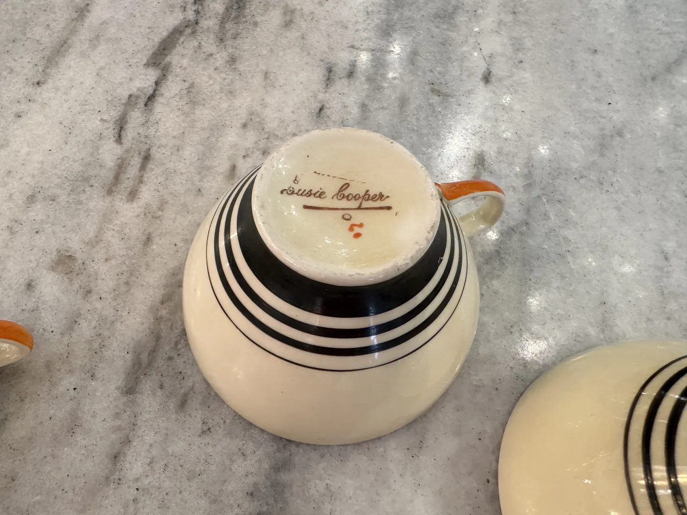 검정색과 주황색 디테일이 있는 고대 차 세트