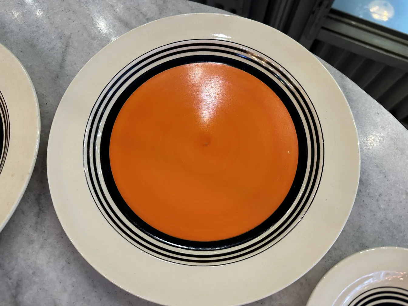 juego de té antiguo con colores vibrantes y detalles