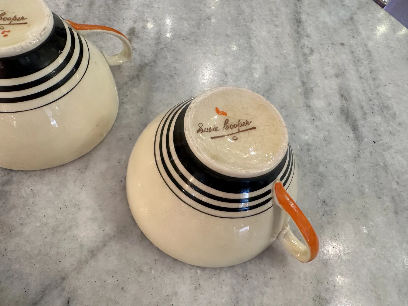 古董茶具，黑色和橙色条纹装饰。