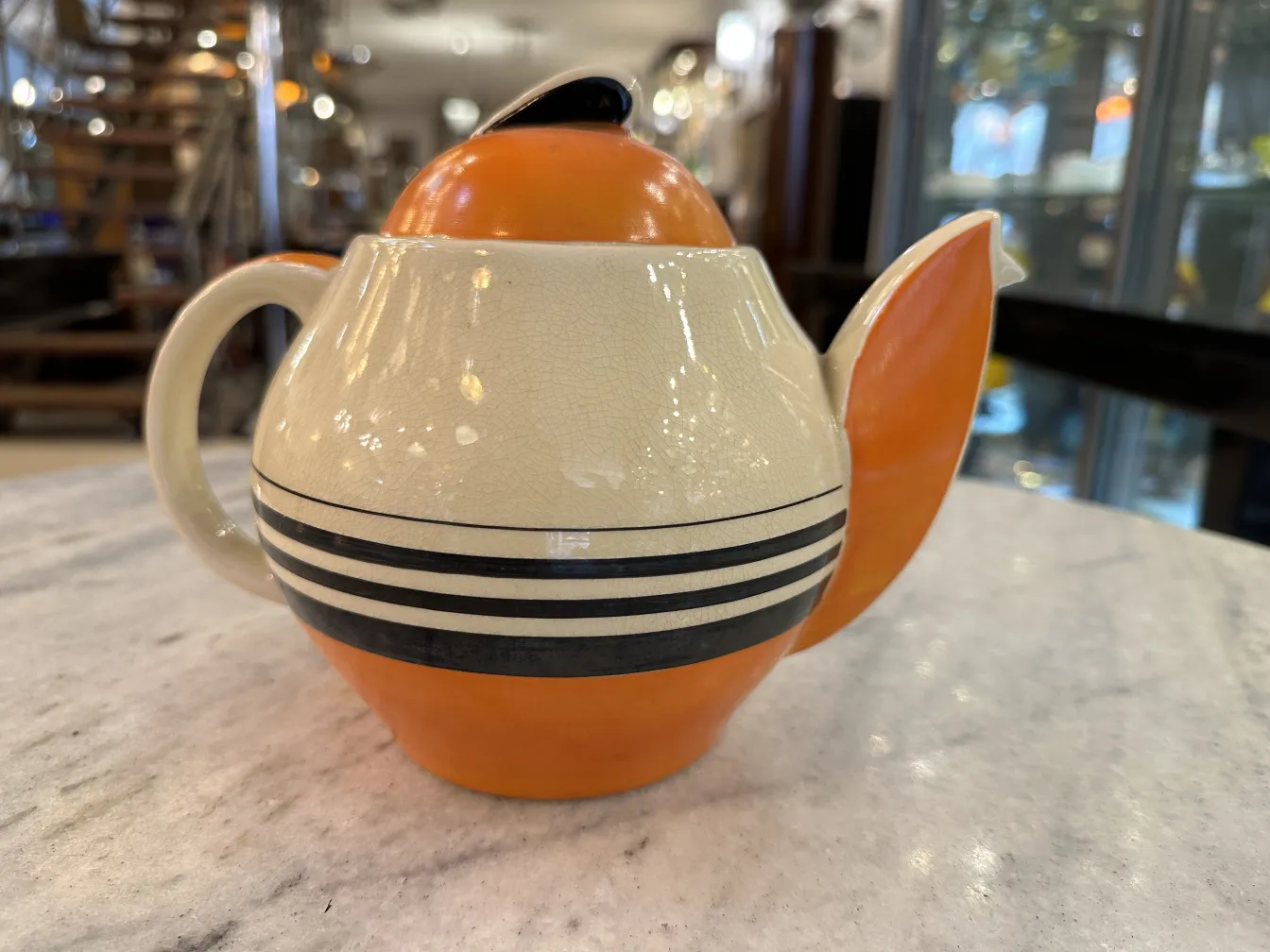 Jugo de té antiguo con colores vibrantes y diseño único.