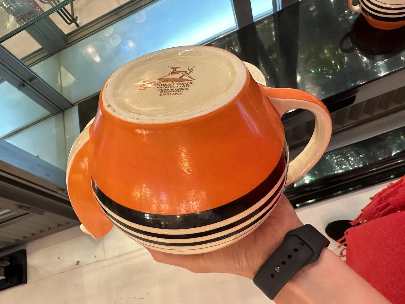 古色古香的茶具，设计色彩丰富，带粗提手