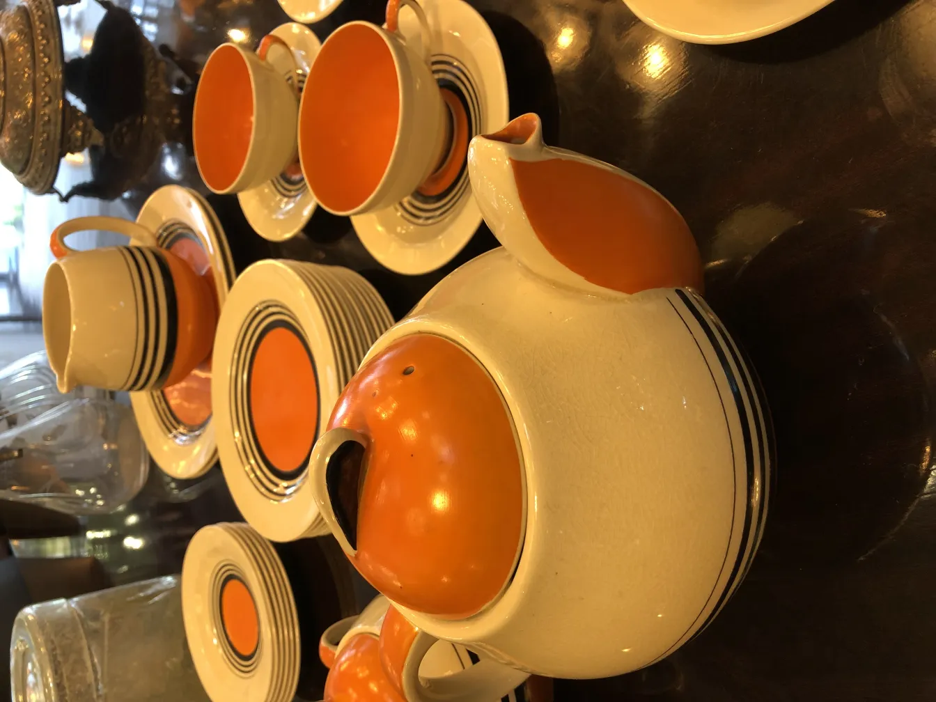 service à thé ancien avec tasses et assiettes colorées, ambiance chaleureuse