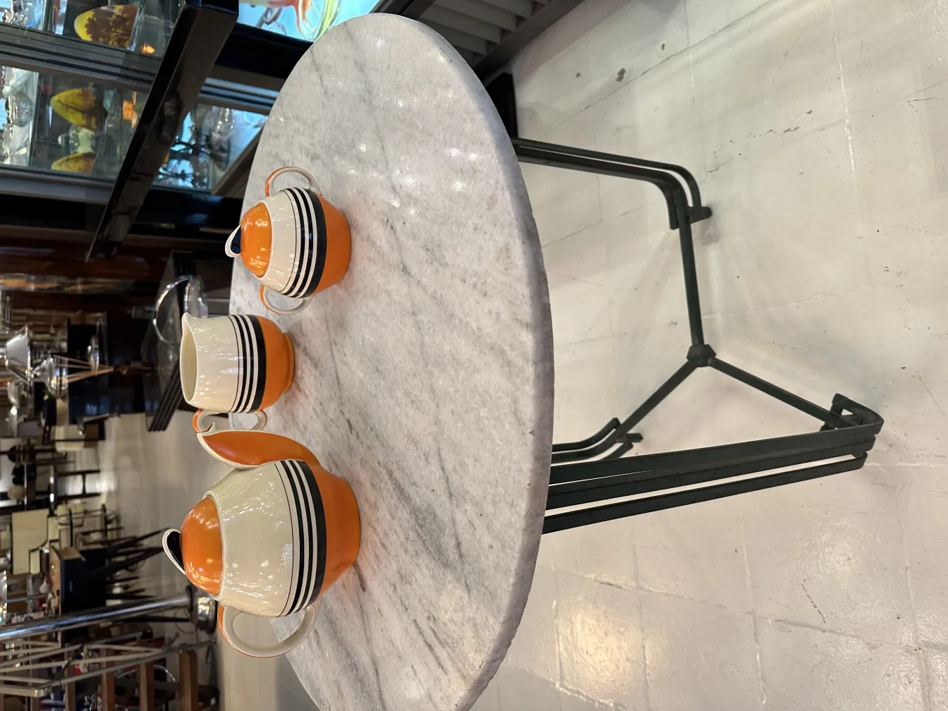 service à thé ancien avec tasses colorées sur une table