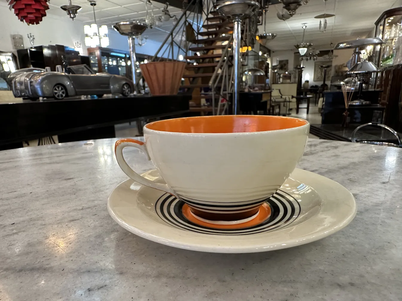 grande tasse avec soucoupe dans un cadre ancien