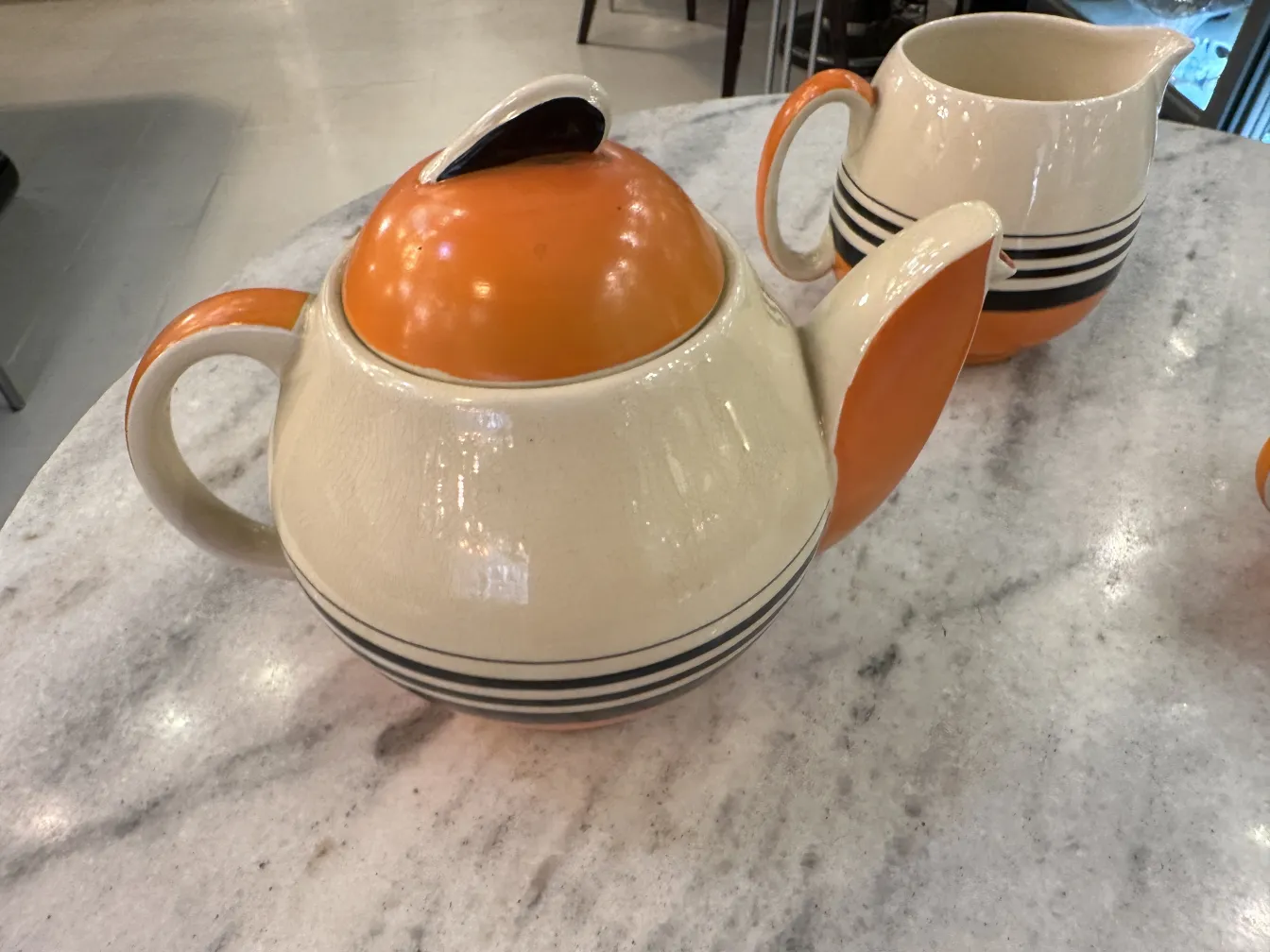 古典茶具，包括茶壶和奶壶，色彩鲜艳