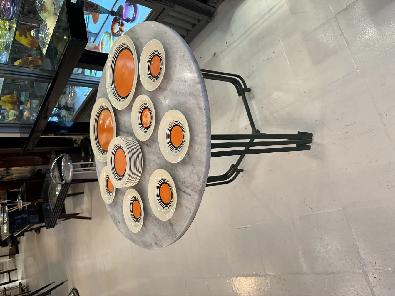 Antikes tee-set auf dem Tisch, orange und schwarze teller bilden ein set, hintergrund von antiquitäten