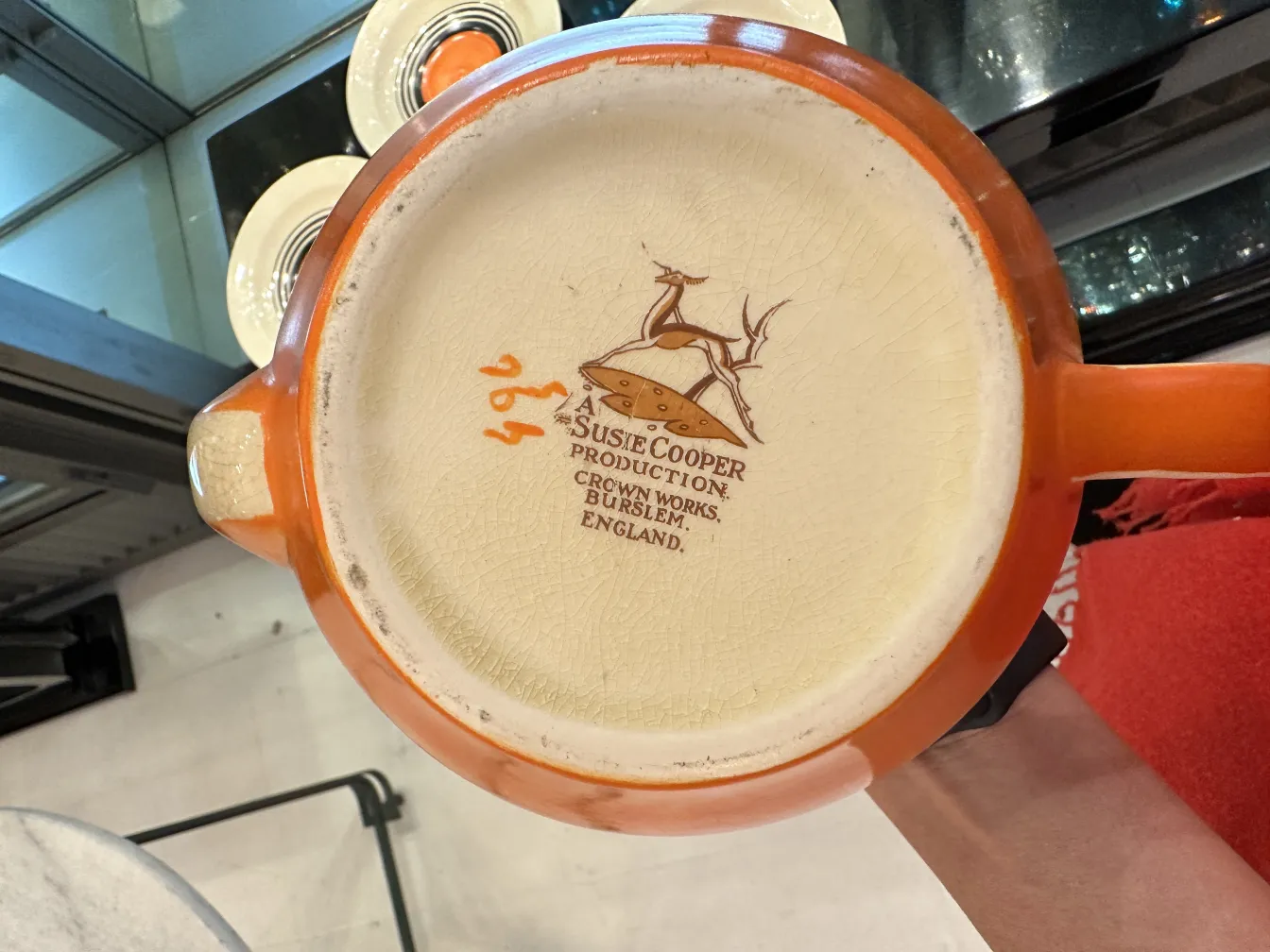 juego de té antiguo con decoración colorida, cerámica clásica